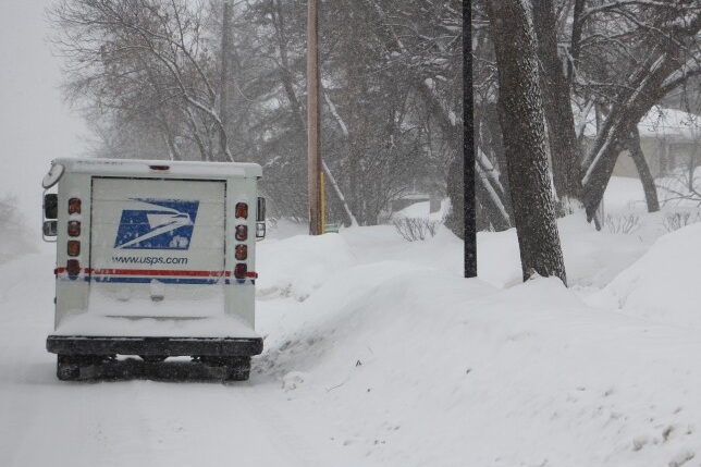 Bipartisan Senators Urge USPS to Address Holiday Mail Delays in Minnesota, North Dakota